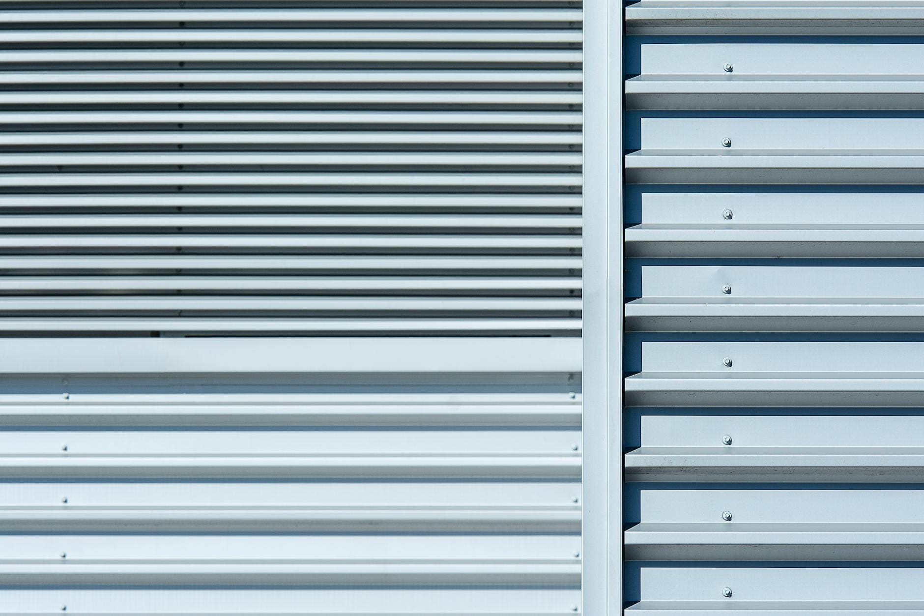 Zbliżenie aluminiowego ogrodzenia z poziomymi, równoległymi profilami