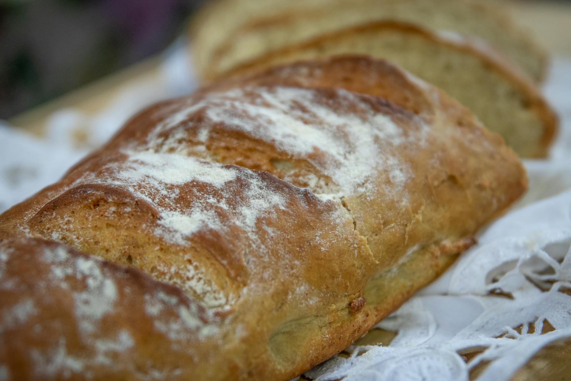 Prosty chleb pszenny z chrupiącą skórką – przepis krok po kroku dla początkujących Bochenek świeżo upieczonego chleba pszennego z chrupiącą skórką na serwecie