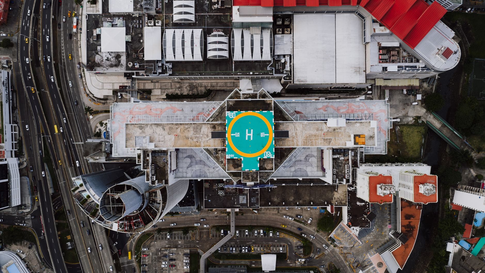 Jak zaplanować bezpieczne i efektowne ujęcia dronem w centrum Lublina krok po kroku Panorama centrum miasta z lotu ptaka z widocznym lądowiskiem dla helikopterów