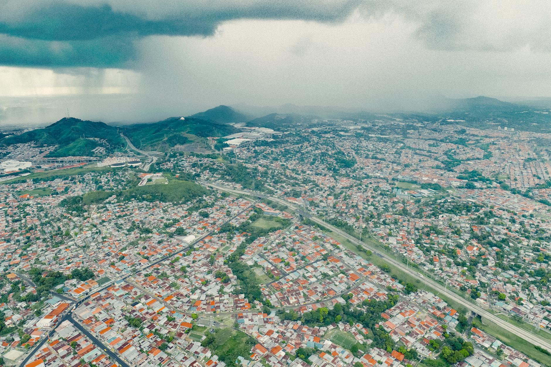 Panorama Lublina z drona z nadciągającą burzą nad miastem