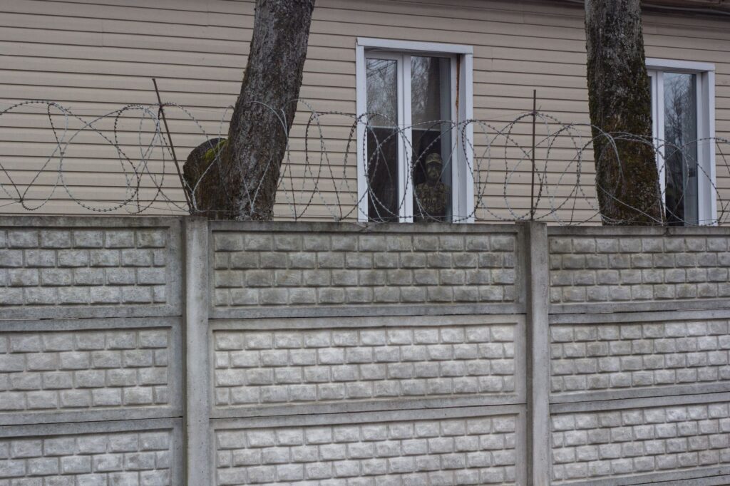Koszt podmurówki pod ogrodzenie. Prefabrykat czy fundament lany – co wyjdzie taniej?